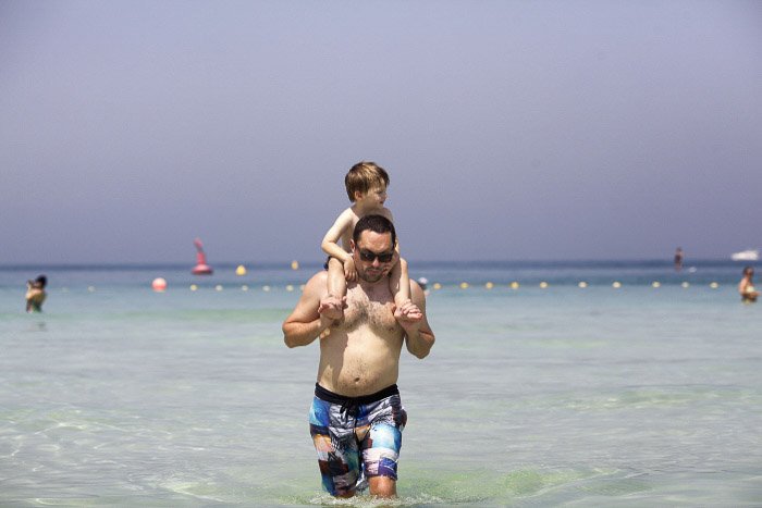 Отец и сын гуляют в океане