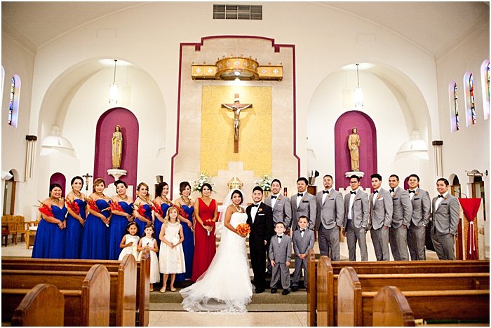 Групповое фото свадебной вечеринки, позирующей в церкви - свадебная флеш-фотография