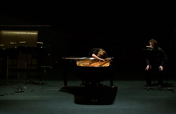 Сценическая фотография музыканта, играющего на пианино на сцене