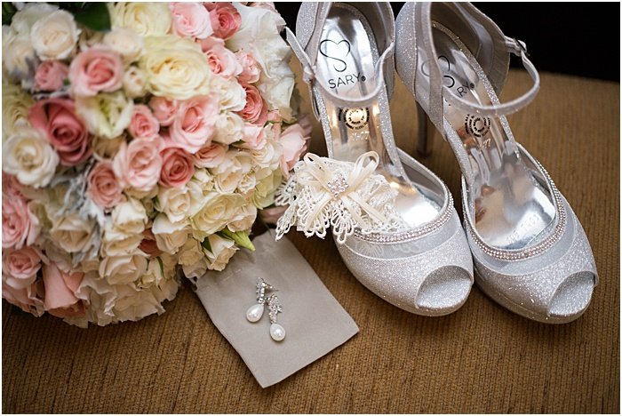 Свадебный натюрморт из цветов, сережек и туфель - свадебная флеш-фотография