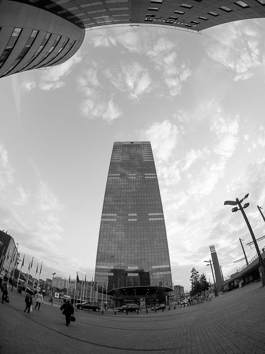 Высокий небоскреб, снятый черно-белым объективом 