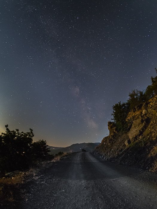 Проселочная дорога ночью под звездным небом
