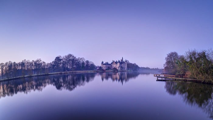 Красивая панорама замка на фоне спокойного озера