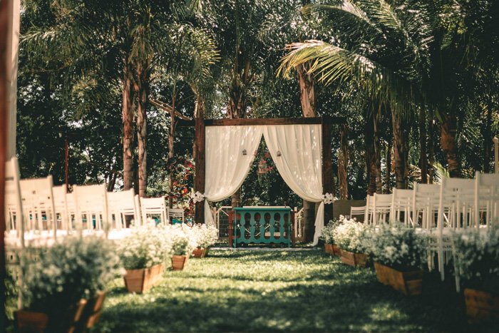 Установка для свадебной церемонии на открытом воздухе - художественная свадебная фотография