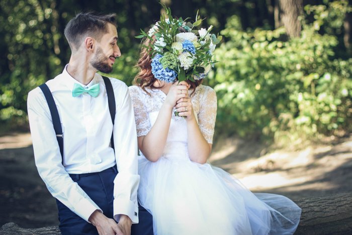 Изобразительное искусство свадебной фотографии пара позирует с юмором на открытом воздухе