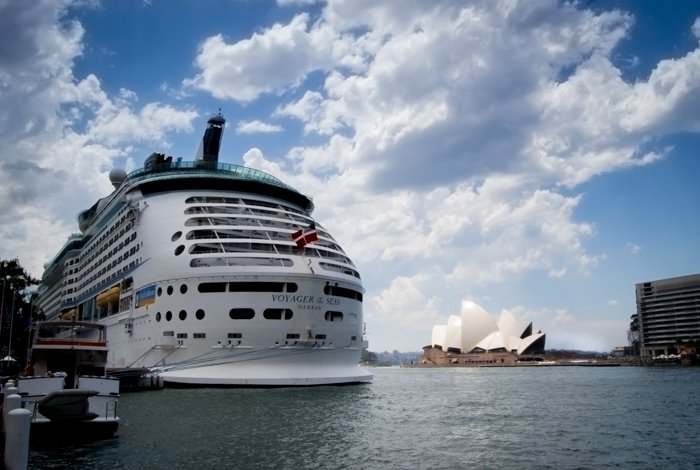 Большой паром причаливает к гавани с оперным театром Сиднея позади