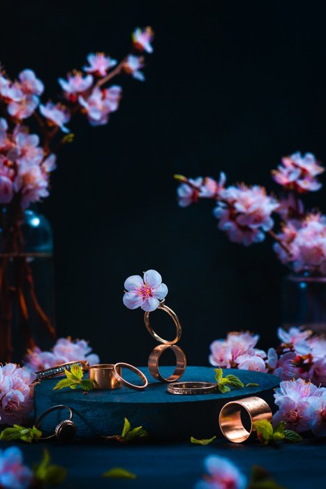 Крутой натюрморт, сочетающий цветение сакуры с ювелирной темой - идеи весенней фотографии