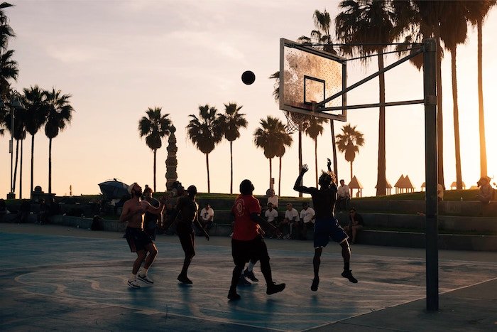 Игра в баскетбол на открытом воздухе при слабом освещении - классные фотографии баскетбола