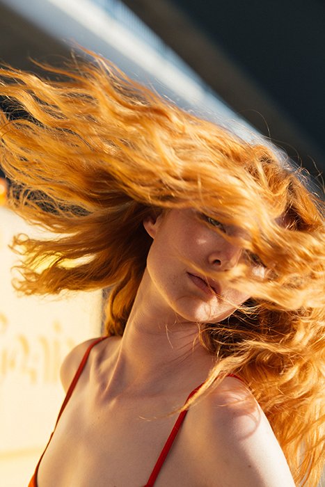 Потрясающий портрет девушки, отбрасывающей свои русые волосы - принципы красивой фотографии