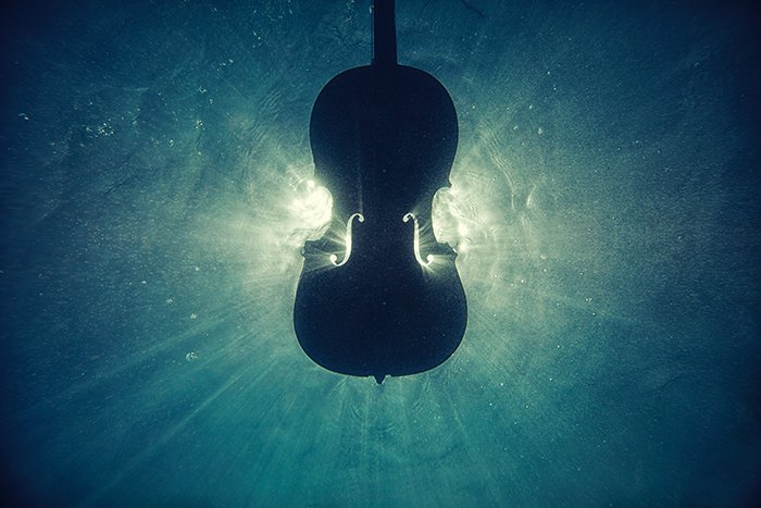 Атмосферное фото виолончели под водой - принципы красивой фотографии