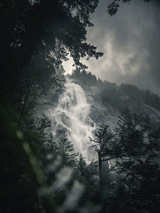 Атмосферный снимок струящегося водопада в пасмурный день - принципы красивой фотографии