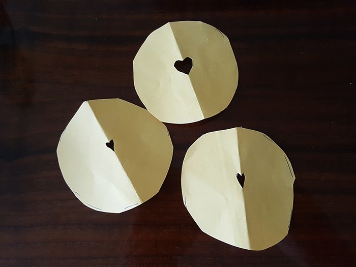 три бумажных круга с отверстием в форме сердца - советы по созданию боке в форме сердца