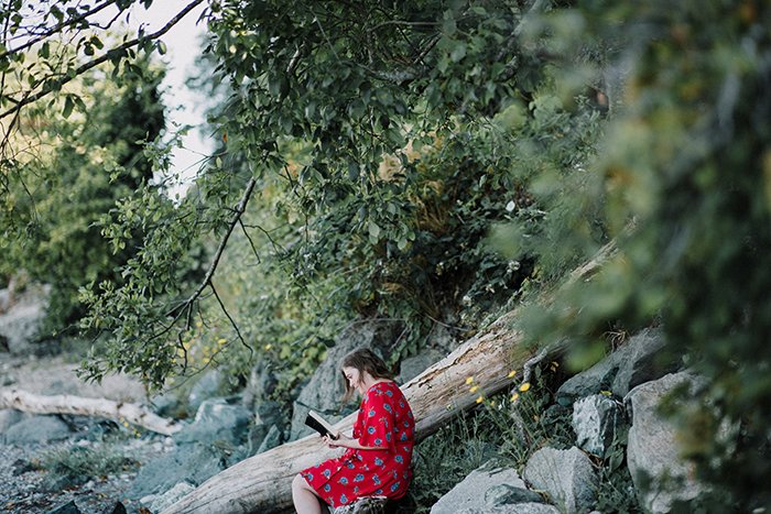 Женщина-модель читает книгу под деревом - lifestyle портреты