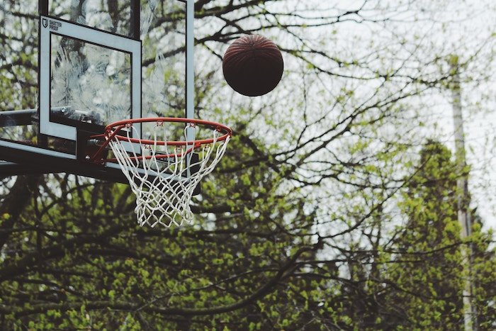 Баскетбольный мяч, заброшенный в сетку - советы по спортивной фотографии