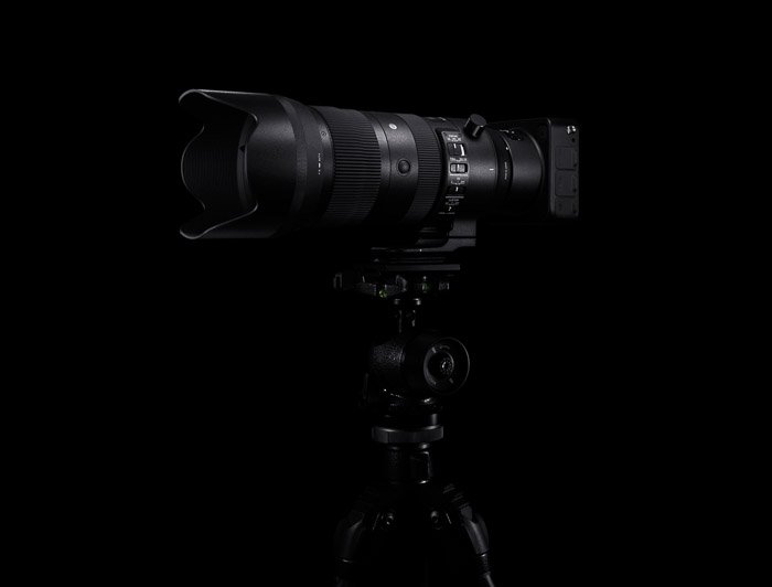 Вид зеркальной фотокамеры на штативе, оснащенной объективом Sigma 70-200mm f/2.8 DG OS HSM Sports