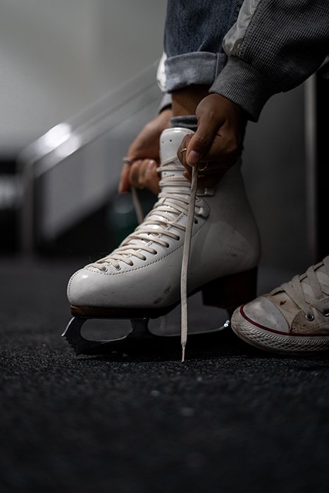 завязывание шнурков на коньках