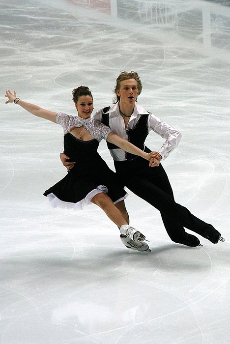 Красивая фотография фигурного катания пары, танцующей на льду