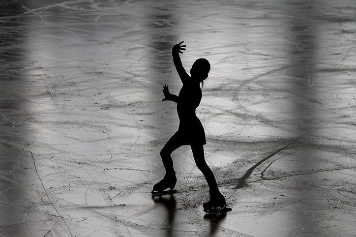 Красивая фотография фигурного катания силуэта фигуристки на льду