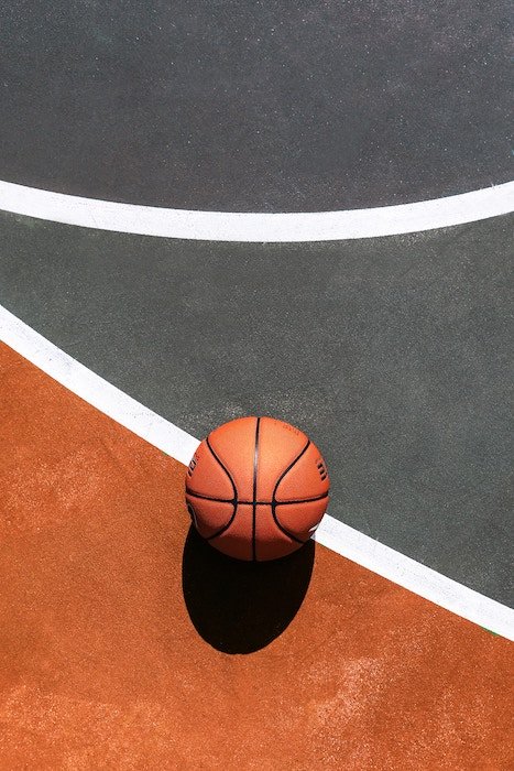 Крутая композиция из баскетбольных мячей на площадке - советы по съемке баскетбола