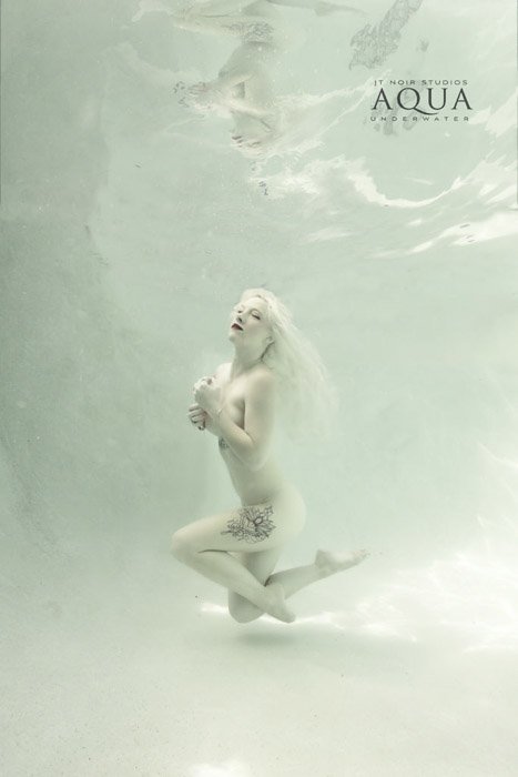 Атмосферный подводный портрет модели, позирующей под водой