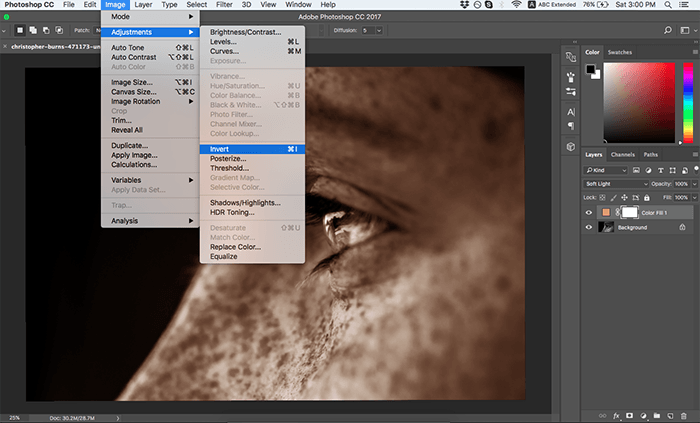 Скриншот, показывающий, как раскрасить черно-белые фотографии в Photoshop - инвертирование маски слоя