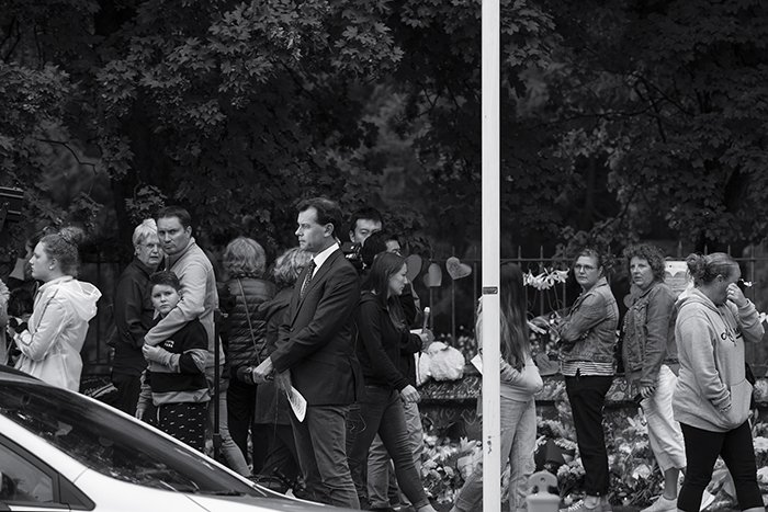Репортер новостей на цветочной церемонии в Крайстчерче, Новая Зеландия, после теракта. 