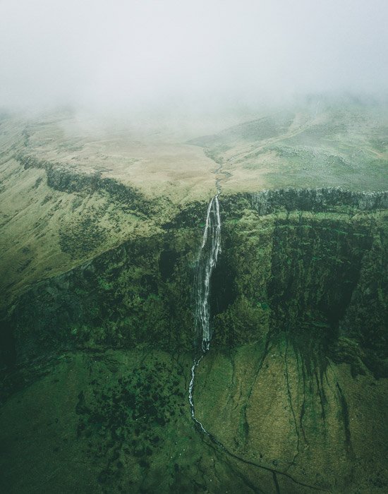 вид с высоты птичьего полета на красивый горный пейзаж с водопадом - потрясающие пейзажные фотографии