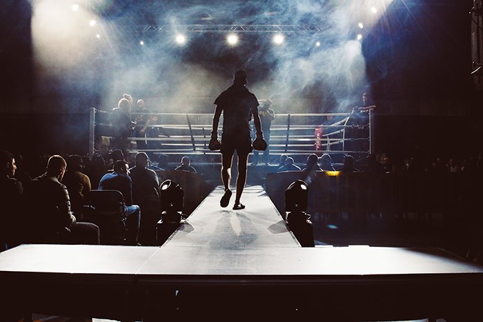 Атмосферная боксерская фотография бойца, идущего на ринг
