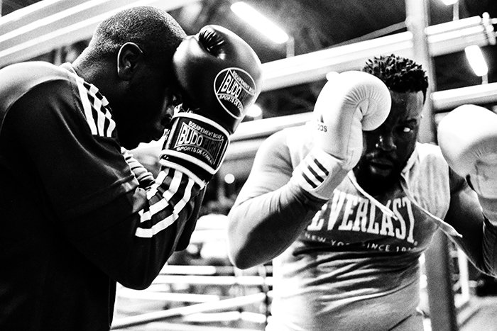 однотонная боксерская фотография двух бойцов на ринге