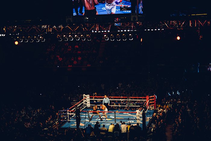 Атмосферная боксерская фотография с высоким углом обзора бойцов на ринге во время матча