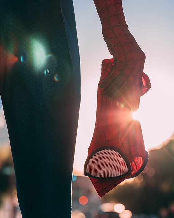 Атмосферная osplay фотография человека в костюме человека-паука