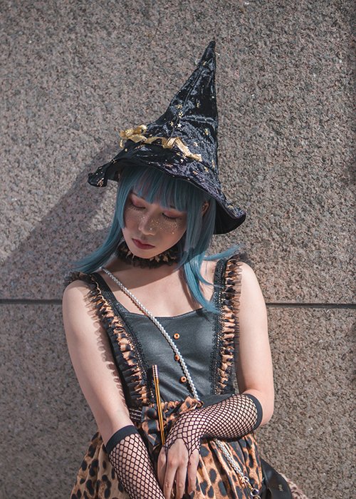 Косплей фотография женщины-модели в костюме феи-ведьмы