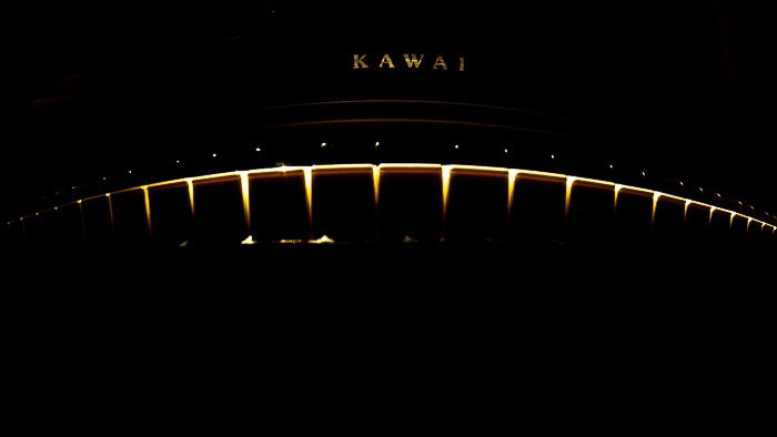 Абстрактный снимок пианино, полученный путем наклона камеры вниз, чтобы получилась выпуклая клавиатура.