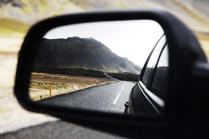 Потрясающий вид горного пейзажа, снятый через зеркало автомобиля - советы по фотографии Исландии
