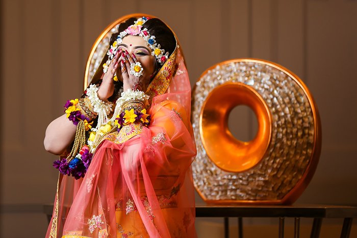 Красивый свадебный портрет индийской невесты, позирующей в традиционном наряде - индийская свадебная фотография