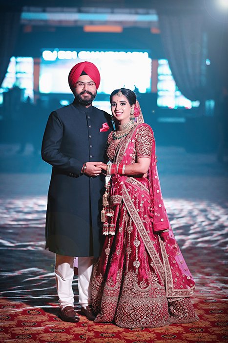 Красивый свадебный портрет индийской пары, позирующей в традиционном костюме - индийская свадебная фотография