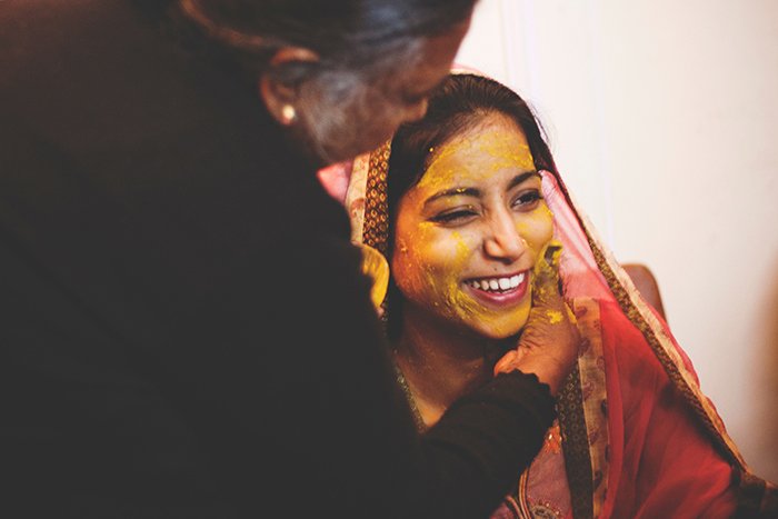 Красивый свадебный портрет индийской невесты, позирующей в традиционном костюме - индийская свадебная фотография