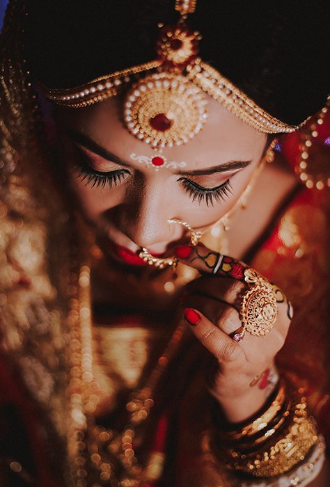 Портрет невесты крупным планом на индийской свадьбе