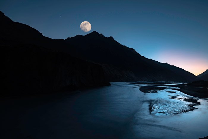 луна над красивым горным пейзажем у озера - потрясающие пейзажные фото