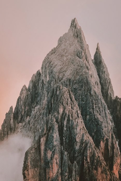 скалистая вершина горы на фоне нежно-розового неба - потрясающие пейзажные фотографии