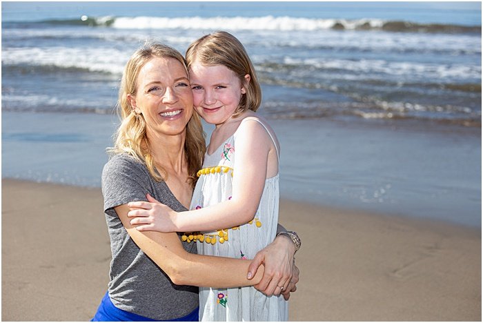 Фотосессия матери и дочери на пляже