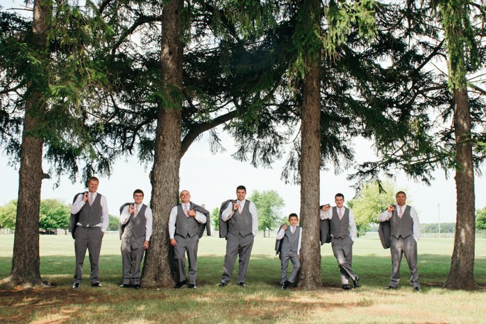  свадебный портрет женихов, позирующих между деревьями - советы по свадебной фотографии