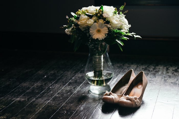 атмосферный натюрморт из свадебных туфель и цветов - советы по свадебной фотографии