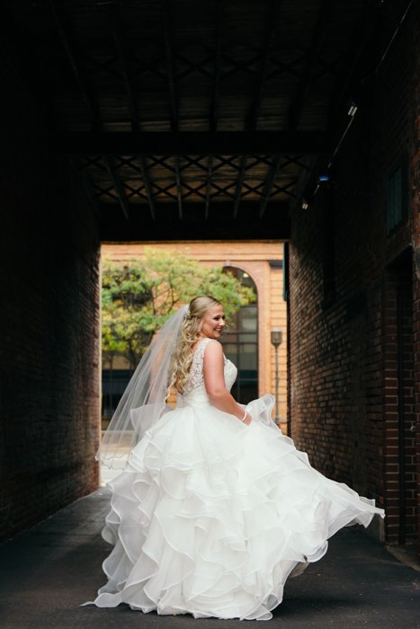 Свадебный портрет невесты, позирующей на открытом воздухе - советы по свадебной фотографии