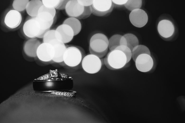 черно-белое фото обручального кольца на фоне боке - бизнес свадебной фотографии