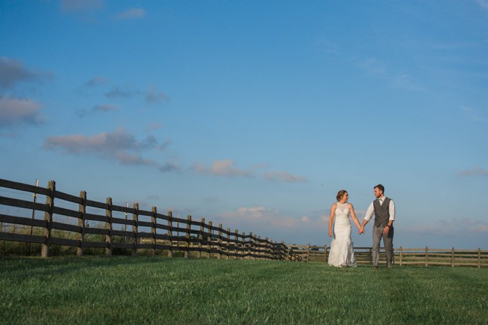 светлая и воздушная свадебная фотография пары, непринужденно позирующей на открытом воздухе
