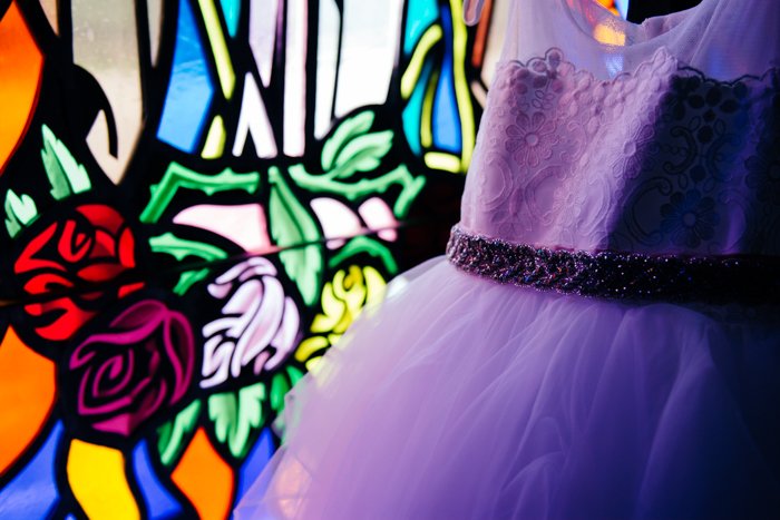 Свадебный портрет в фиолетовом платье подружек невесты перед витражом - советы по свадебной фотографии