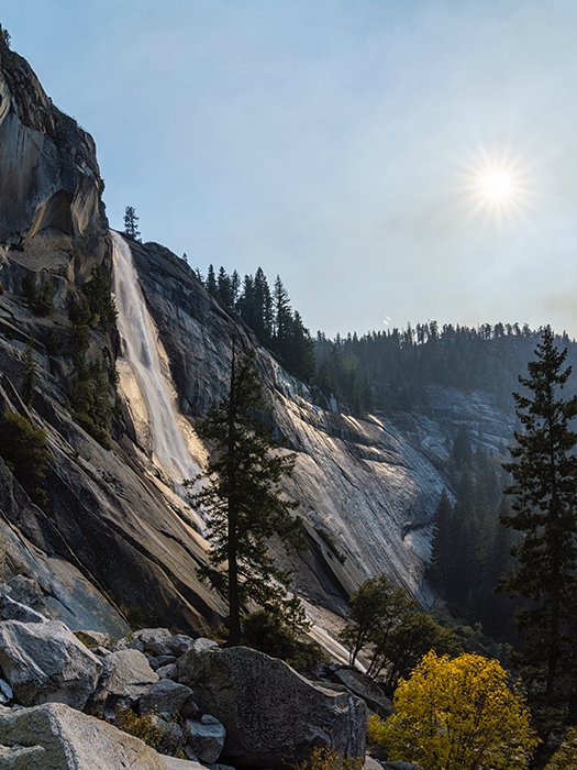 потрясающий вид на водопад невада, снятый с тропы тумана в парке йосемити