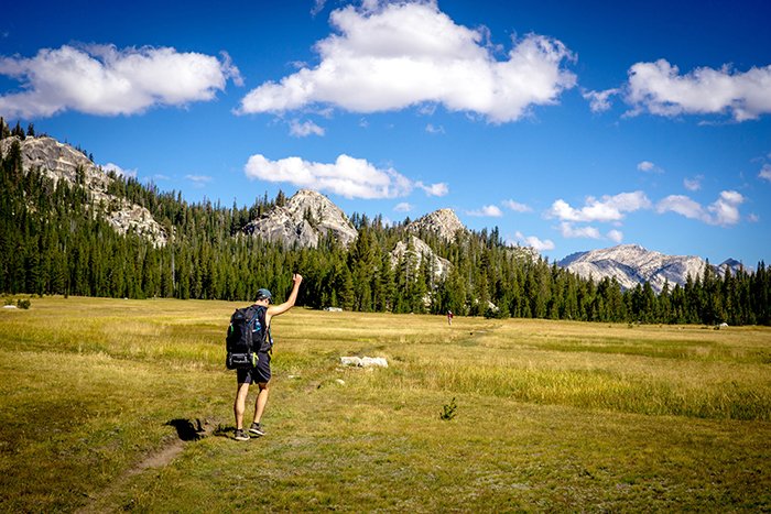 Хайкер на лугах Туолумна, лучшие места для фотосъемки в Йосемити