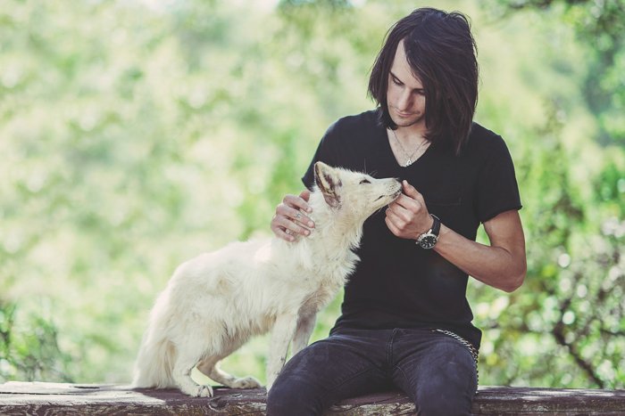 Милый портрет на природе мужчины с белой собакой - диафрагма для фотосъемки домашних животных